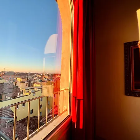 Tower Of Lovers - Iconic Ancient Altana * Болонья