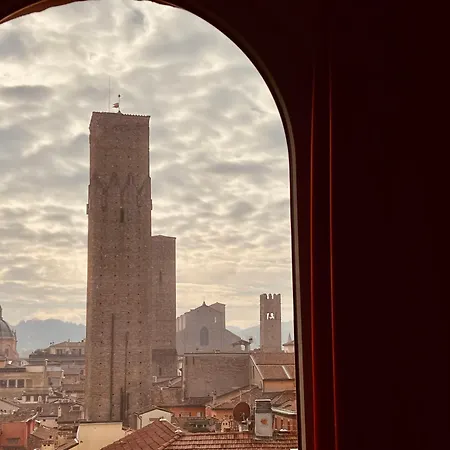 Tower Of Lovers - Iconic Ancient Altana * Boloňa