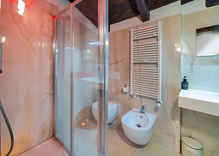 Tower Of Lovers - Iconic Ancient Altana Bologna